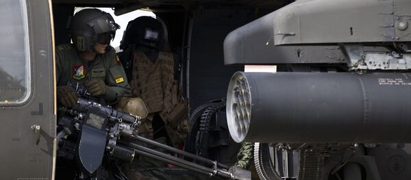 Helicóptero da Força Aérea da Colômbia decola de base militar em Quibdo, Departamento de Choco, em 19 de novembro de 2014, para reforçar operações de busca do General Ruben Alzate, sequestrado pelas FARC - Sputnik Brasil