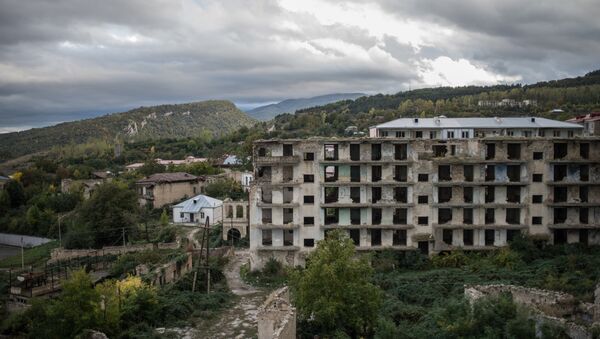 Casas destruídas na cidade de Shusha na autoproclamada República Nagorno-Karabakh - Sputnik Brasil