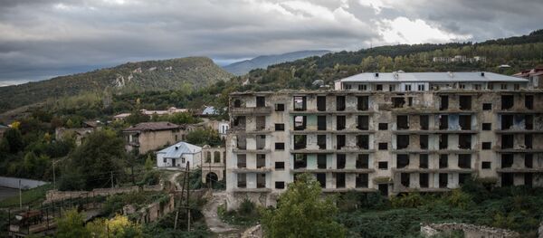 Casas destruídas na cidade de Shusha na autoproclamada República Nagorno-Karabakh - Sputnik Brasil