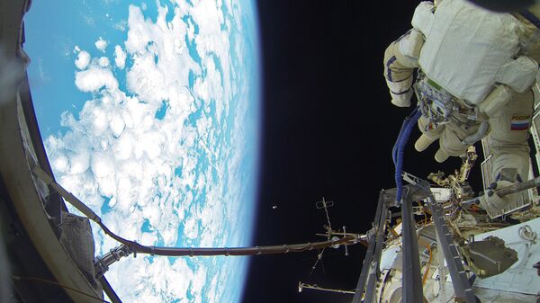 Cosmonautas russos caminham no espaço - Sputnik Brasil