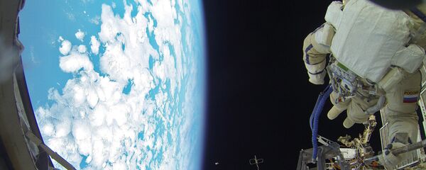 Cosmonautas russos caminham no espaço - Sputnik Brasil