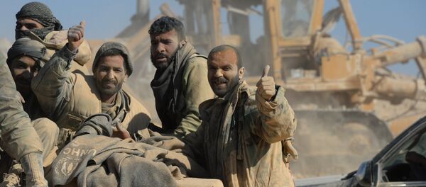 O exército do governo sírio e as milícias nos arredores de Al Qaryatayn - Sputnik Brasil