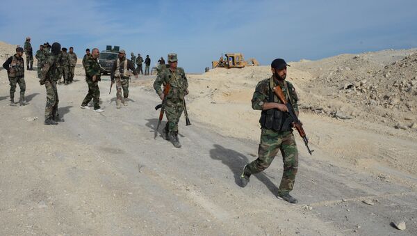 Soldados do Exército governamental e milícias da Síria nos arredores de Al Qaryatayn, na província de Homs, Síria, 3 de abril de 2016 - Sputnik Brasil