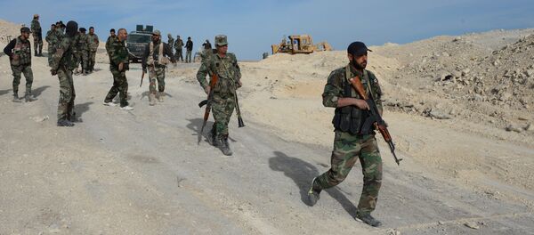 Soldados do Exército governamental e milícias da Síria nos arredores de Al Qaryatayn, na província de Homs, Síria, 3 de abril de 2016 - Sputnik Brasil