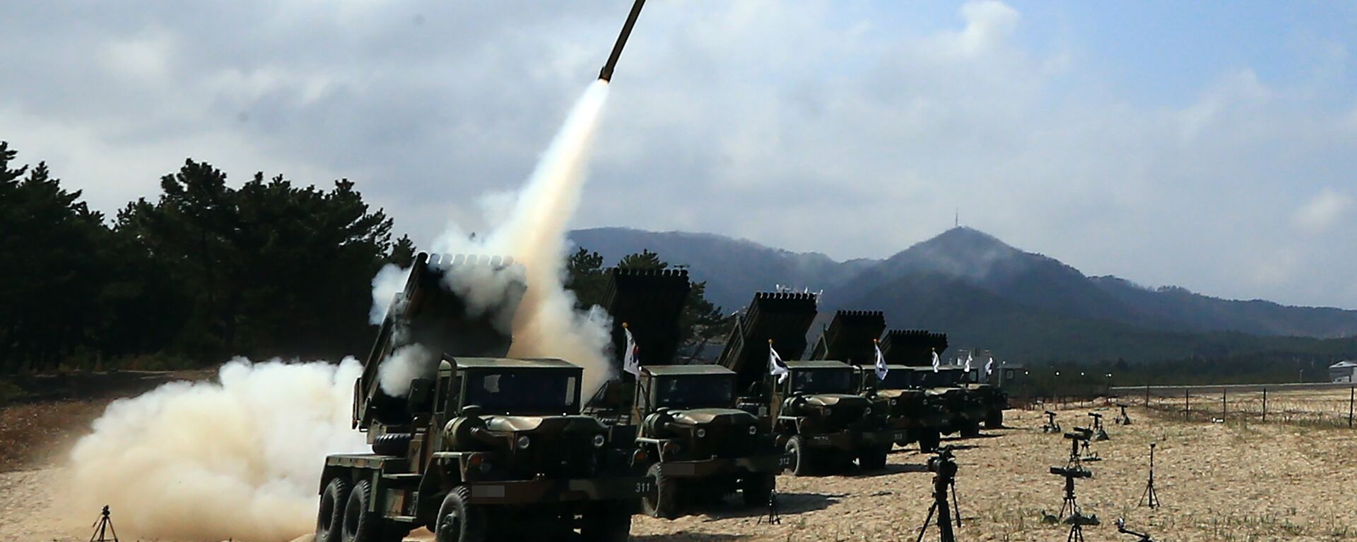 Lançadores múltiplos de foguetes disparam projéteis durante exercícios de artilharia em Goseong, na fronteira com a Coreia do Norte, Coreia do Sul, 4 de abril de 2016 - Sputnik Brasil, 1920, 14.10.2022