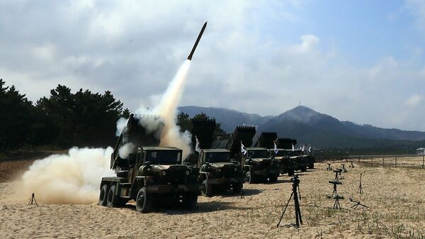 Lançadores múltiplos de foguetes disparam projéteis durante exercícios de artilharia em Goseong, na fronteira com a Coreia do Norte, Coreia do Sul, 4 de abril de 2016 - Sputnik Brasil