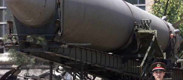 Soldado do Exército de Liberação Popular da China perto de um velho modelo de míssil balístico, Pequim, China, 1999 (foto de arquivo) - Sputnik Brasil