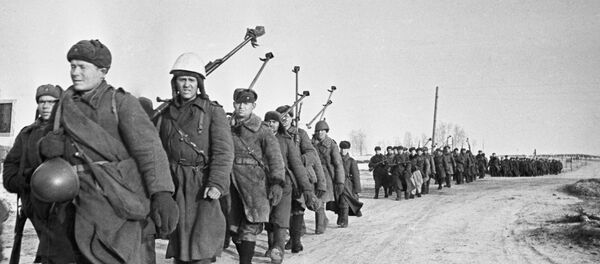 Soldados de um batalhão antitanque voltam ao rio Vyazma, em 1943 - Sputnik Brasil