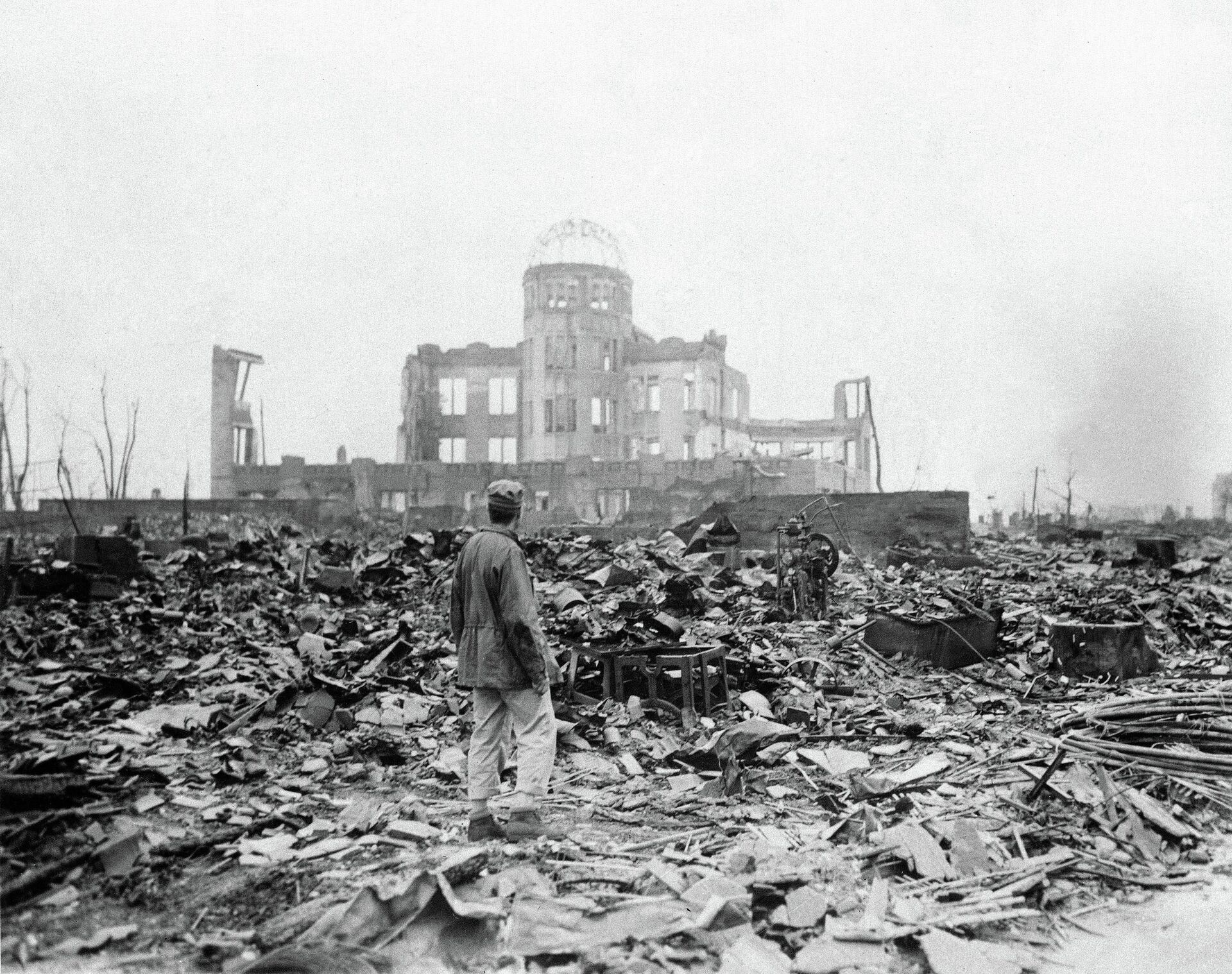 Correspondente aliado visita escombros de Hiroshima após ataque nuclear dos EUA, em 8 de setembro de 1945 - Sputnik Brasil, 1920, 24.05.2024