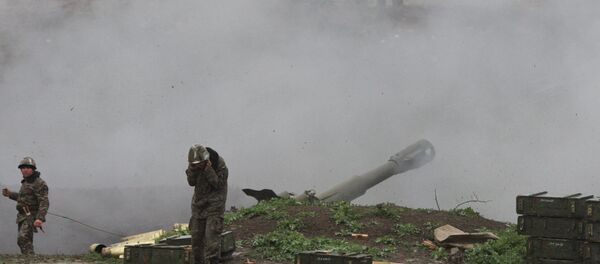 Soldado do exêrcito da autoproclamada República de Nagorno-Karabakh bombardeia posições inimigas no dia 3 de abril - Sputnik Brasil