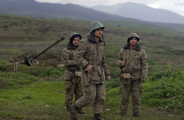 Armênia declara lei marcial após escalada de conflito militar com Azerbaijão em Nagorno-Karabakh Armênia declara lei marcial após escalada de conflito militar com Azerbaijão em Nagorno-Karabakh - Sputnik Brasil