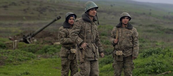 Militares na povoação de Madagis na zona de conflito em torno de Nagorno-Karabakh, abril de 2016 - Sputnik Brasil