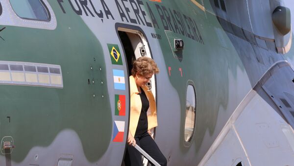 A Presidente Dilma Rousseff no avião cargueiro KC-390 - Sputnik Brasil