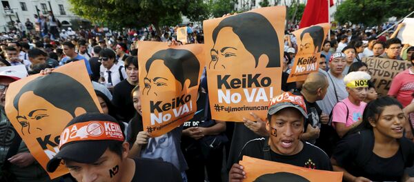 Protesters holding signs attend a march against Peruvian presidential candidate Keiko Fujimori in downtown Lima, Peru, April 5, 2016. - Sputnik Brasil