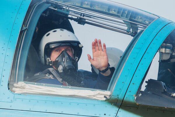 Chefe de Serviço de Segurança do Presidente da Rússia Victor Zolotov na cabine de caça na base aérea de Kubinka - Sputnik Brasil