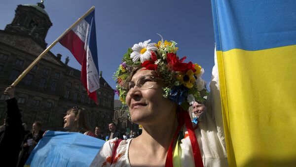 Menina ucraniana perante o Palácio Presidencial durante o referendo - Sputnik Brasil