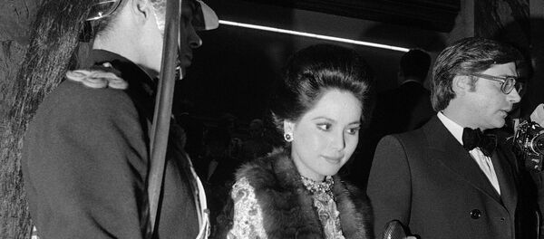 Dewi Sukarno, esposa do falecido presidente indonésio Sukarno, em 7 de fevereiro de 1972 chega à Ópera de Paris, na França, para participar de uma festa de gala, acompanhada por Francisco Paesa, célebre agente dos serviços secretos espanhóis. - Sputnik Brasil