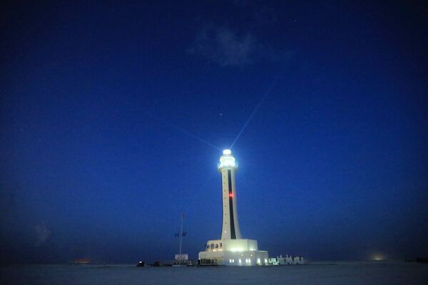 Farol no recife de Zhubi, no mar da China Meridional - Sputnik Brasil