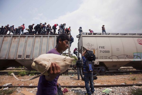 VÍDEOS mostram caravana de emigrantes hondurenhos em confronto com a polícia na Guatemala - Sputnik Brasil