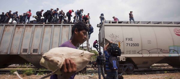 Emigrantes da América Central atravessando a fronteira do México com os Estados Unidos - Sputnik Brasil