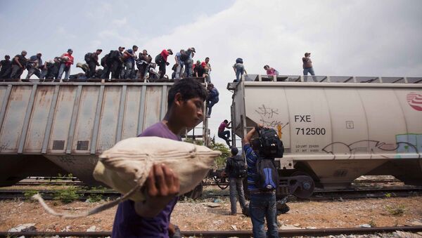 Emigrantes da América Central atravessando a fronteira do México com os Estados Unidos - Sputnik Brasil