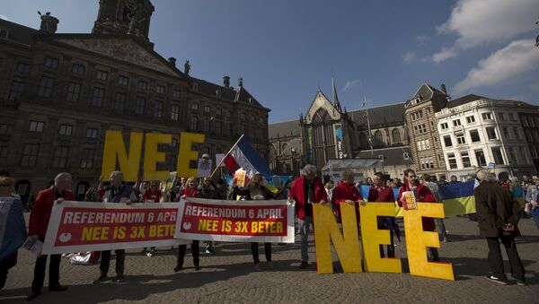 Manifestantes em Amsterdam defendem o voto contra a associação da Ucrânia com União Europeia - Sputnik Brasil