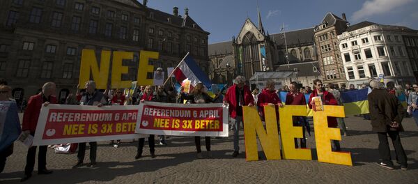 Demonstrators call for people to vote no in the EU referendum during a protest at Dam Square in Amsterdam, the Netherlands April 3, 2016. - Sputnik Brasil
