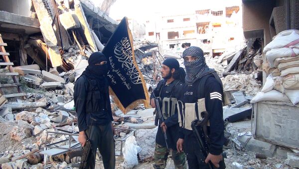 Jihadistas de Frente al-Nusra affiliada a Al-Qaeda's no destruido campo de refugiados palestino Yarmuk  ao sul de Damasco, setembro 2014 - Sputnik Brasil