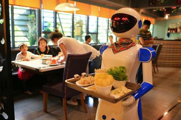 Robô-garçom em restaurante de Guangzhou, na China Robô-garçom em restaurante de Guangzhou, na China - Sputnik Brasil