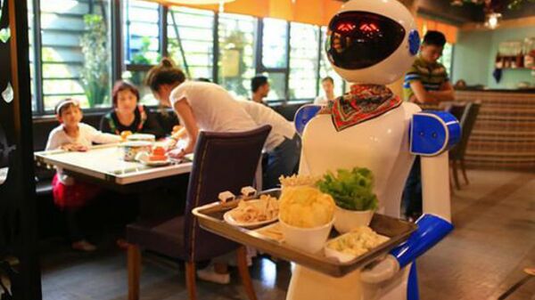 Robô-garçom em restaurante de Guangzhou, na China - Sputnik Brasil