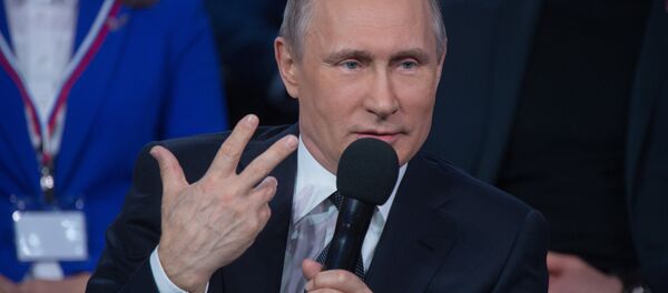 Vladimir Putin fala com microfone durante o fórum midiático Verdade e Justiça - Sputnik Brasil