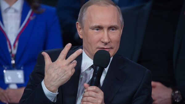 Vladimir Putin fala com microfone durante o fórum midiático Verdade e Justiça - Sputnik Brasil