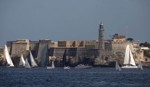 Iates norte-americanos em competição frente de farol de Morro-Cabana em Havana, Cuba - Sputnik Brasil