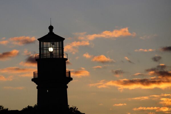 Farol com pequena luz em Aquinnah, na ilha Martha's Vineyard, EUA - Sputnik Brasil