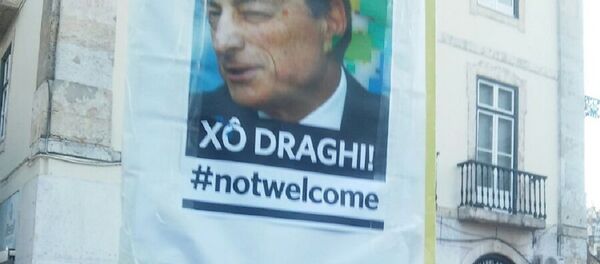 Xô Draghi! Notwelcome, reza este cartaz, usado por manifestantes do Bloco de Esquerda e movimento Rendimento Básico Incondicional, em Lisboa em 7 de abril de 2016 - Sputnik Brasil