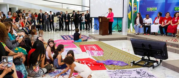 Dilma Rousseff recebe no Palácio do Planalto convidadas para o “Encontro com Mulheres em Defesa da Democracia” Dilma Rousseff recebe no Palácio do Planalto convidadas para o “Encontro com Mulheres em Defesa da Democracia” - Sputnik Brasil