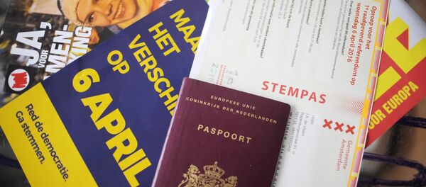 Documentos de cidadão holandês durante a votação - Sputnik Brasil