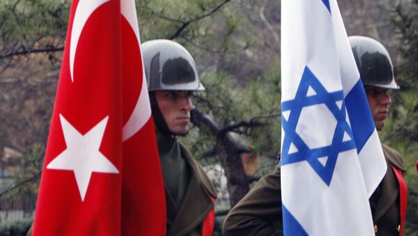 Soldados da Guarda de honra turca com bandeiras da Turquia e de Israel antes de negociações entre o ministro da Defesa turco Ehud Barak e o seu colega turco Vecdi Gonul, Ancara, Turquia, 17 de janeiro de 2010 - Sputnik Brasil