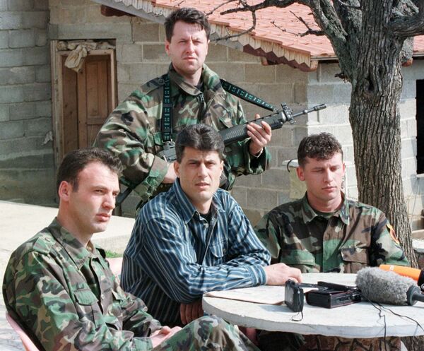 Hashim Thaci, o comandante do Exército de Libertação do Kosovo (ELK), considerado por muitos países, inclusive a Sérvia, como terrorista. Foto de arquivo de 1999. - Sputnik Brasil