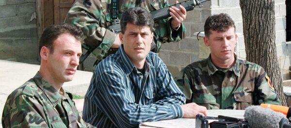 Hashim Thaci, o comandante do Exército de Libertação do Kosovo (ELK), considerado por muitos países, inclusive a Sérvia, como terrorista. Foto de arquivo de 1999. - Sputnik Brasil