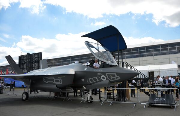Caça F-35 Lightning II no show aéreo Farnborough-2014 - Sputnik Brasil