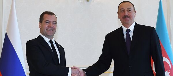 Primeiro-ministro russo Dmitriy Medvedev com Presidente do  Azerbaijão Ilham Aliev - Sputnik Brasil