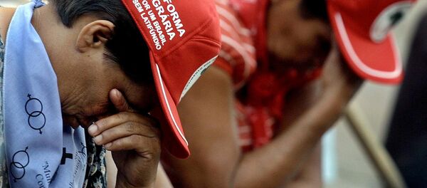 Trabalhadores Sem Terra choram em protesto pela morte dos 19 campesinos massacrados em Eldorado dos Carajás em 1996 - foto de 17 de abril de 2001 - Sputnik Brasil