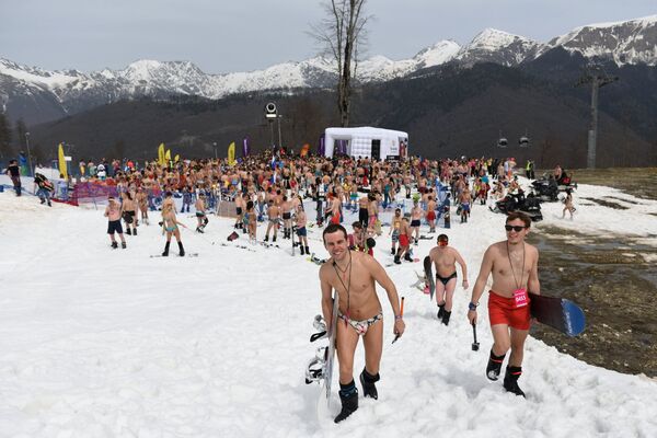 Participants of bikini downhill skiing at the BoogelWoogel festival on the slope of the Roza Khutor alpine resort in Sochi National Park. The event aims to set a Guinness world record - Sputnik Brasil
