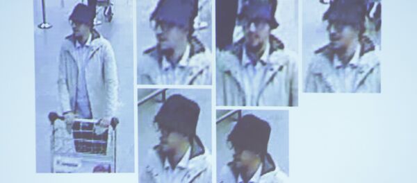 man whom officials believe may be a suspect in the attack which took place at the Brussels international airport of Zaventem, is seen in this CCTV image made available by Belgian Police on April 7, 2016 - Sputnik Brasil