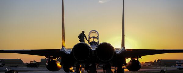 Caça F-15E Strike Eagle dos EUA na base aérea de Incirlik, Turquia - Sputnik Brasil