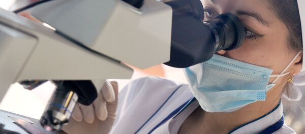 Uma cientista perante o microscópio Uma cientista perante o microscópio - Sputnik Brasil