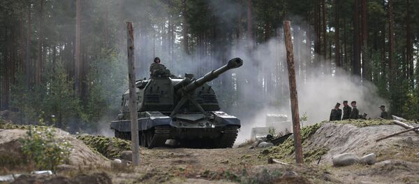 Obus autopropulsado Msta-S durante os exercícios conjuntos da Rússia e Bielorrússia ‘Escudo da União 2015’ na região de Leningrado, Rússia, setembro de 2015 - Sputnik Brasil