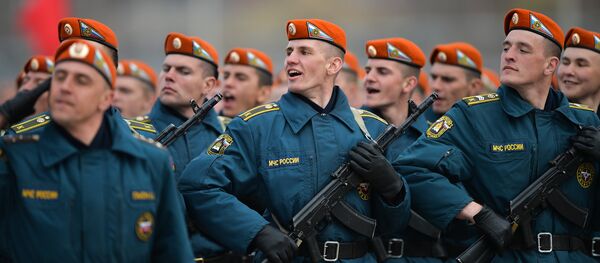 Participantes de colunas pedestres desfilam durante o ensaio da Parada da Vitória no subúrbio de Moscou de Alabino, Rússia, 11 de abril de 2016 - Sputnik Brasil