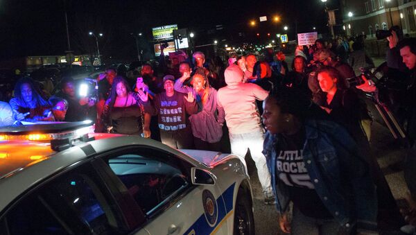 Protestors block a police vehicle from entering the City of Ferguson Police Department and Municipal Court parking lot in Ferguson Missouri, March 11, 2015 - Sputnik Brasil